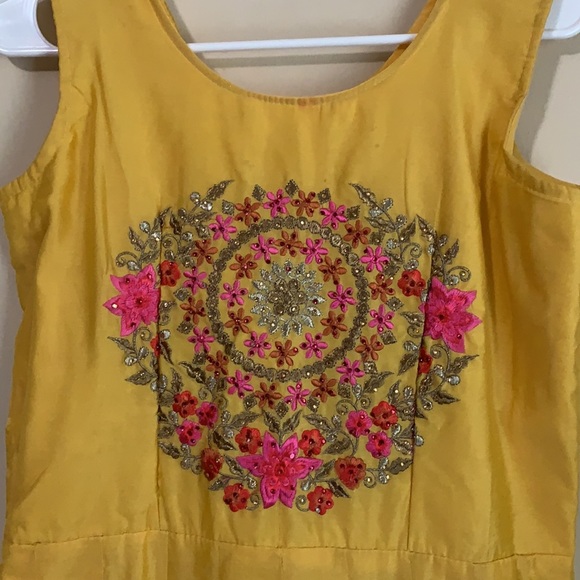 Nice yellow long Kurta - Picture 2 of 5